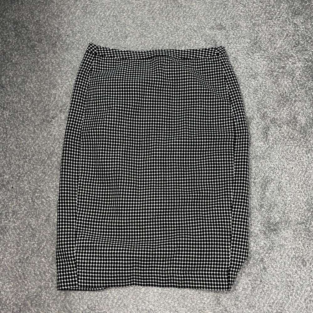 Pencil skirt w/ circle pattern detail TBD Z